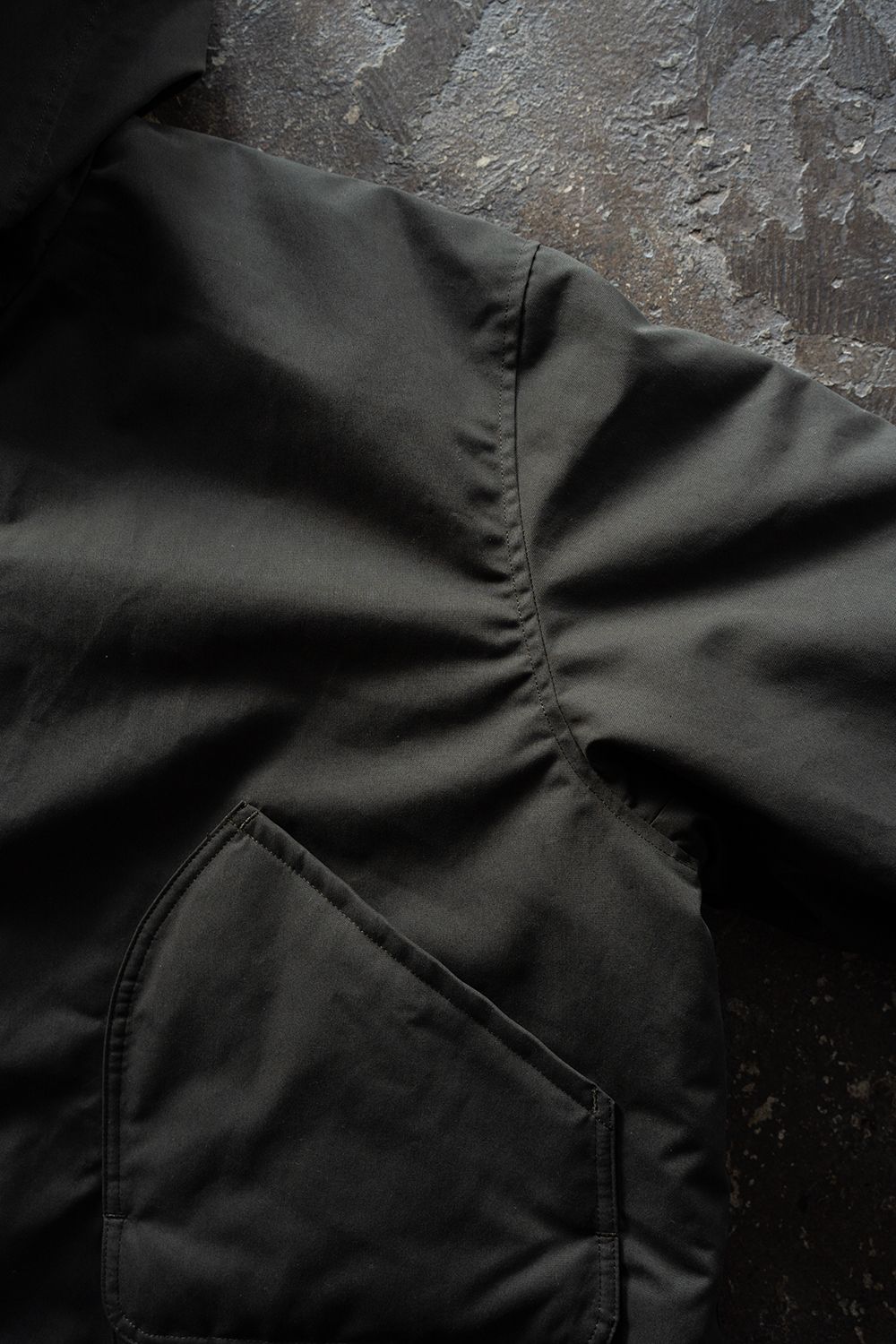 【26AW】シンサレートフーデッドブルゾン(CHARCOAL)