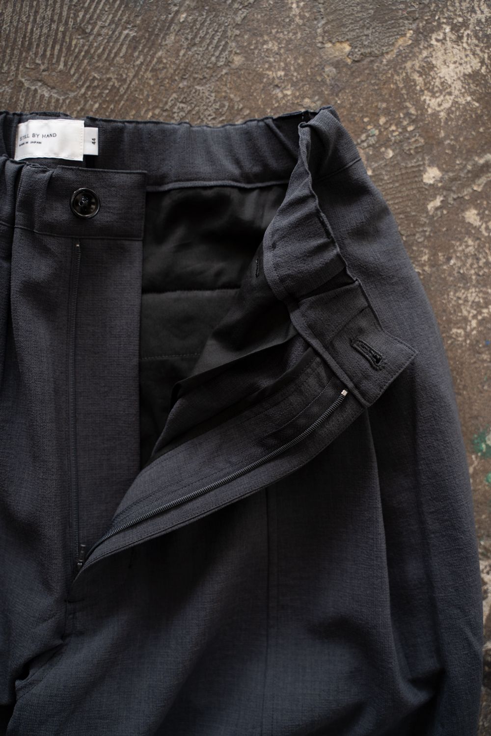 【256SS】ディープタックポリエステルワイドテーパードパンツ(CHARCOAL)