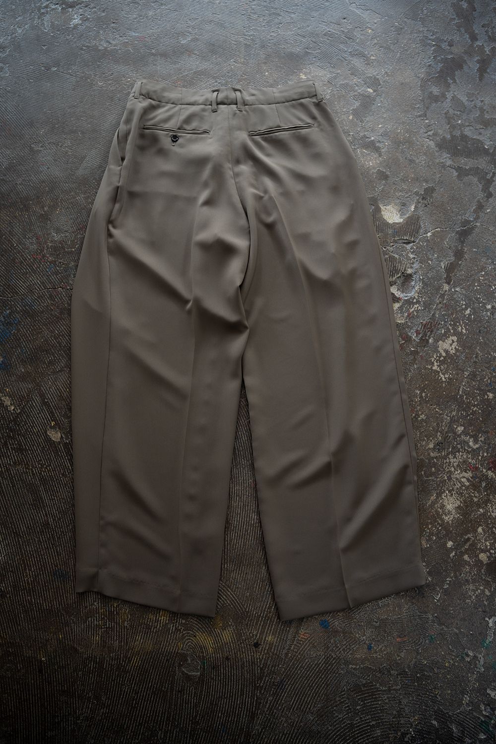 【26SS】PE Drape Double Tuck PT/ポリエステルドレープWタックパンツ(KHAKI)