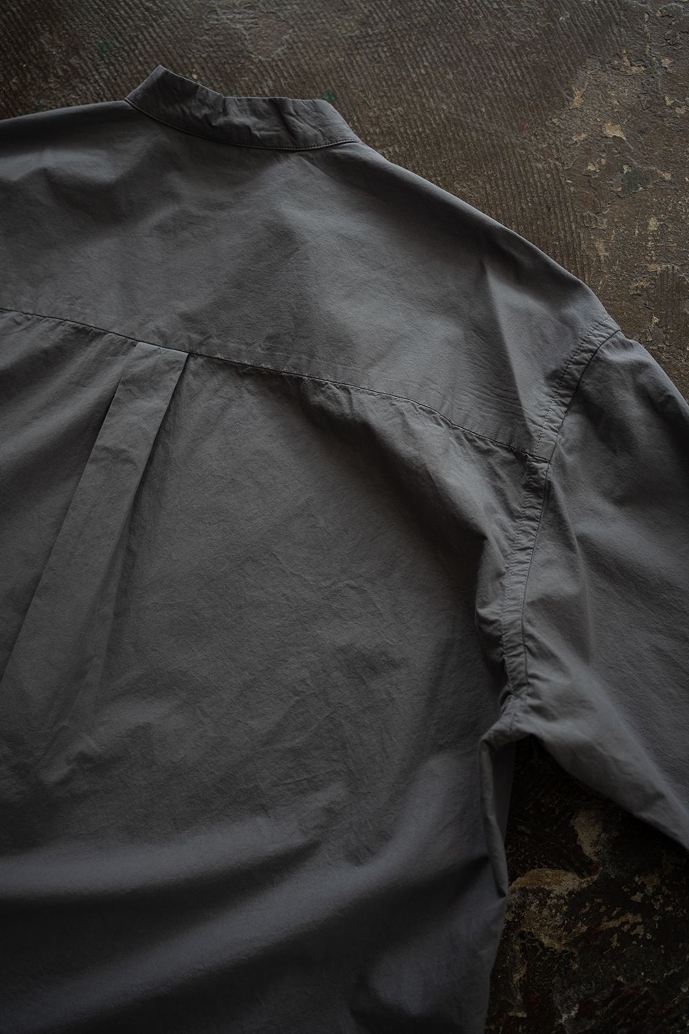 【26AW】ガーメントダイバンドカラーオーバーシャツ(SLATE GREY)