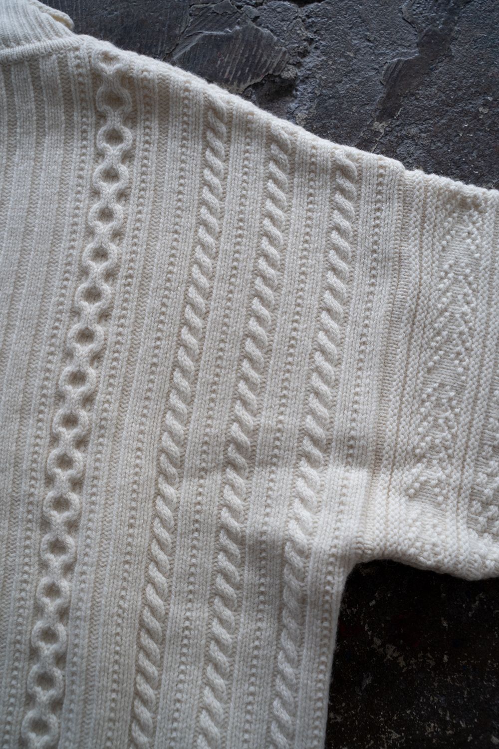 YASHIKI - Shizuku Curl High Neck Knit(WHITE) | Salty