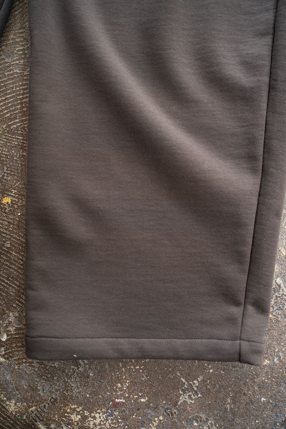 【25AW】裏毛ワンタックスラックス(BROWN CHARCOAL)