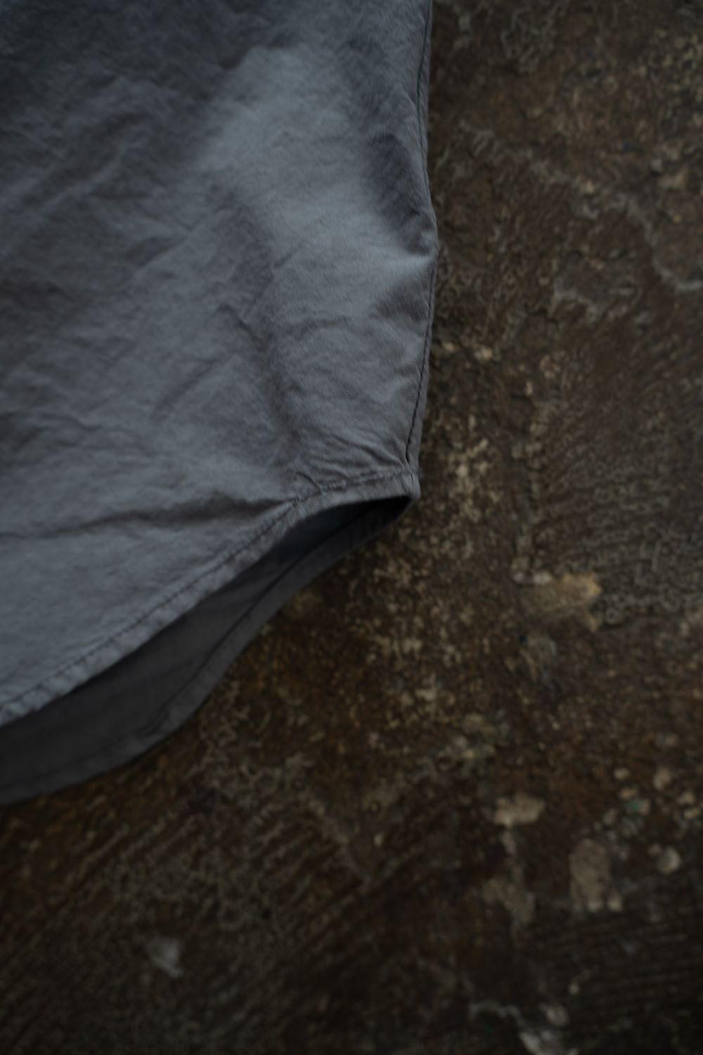 【26AW】ガーメントダイバンドカラーオーバーシャツ(SLATE GREY)