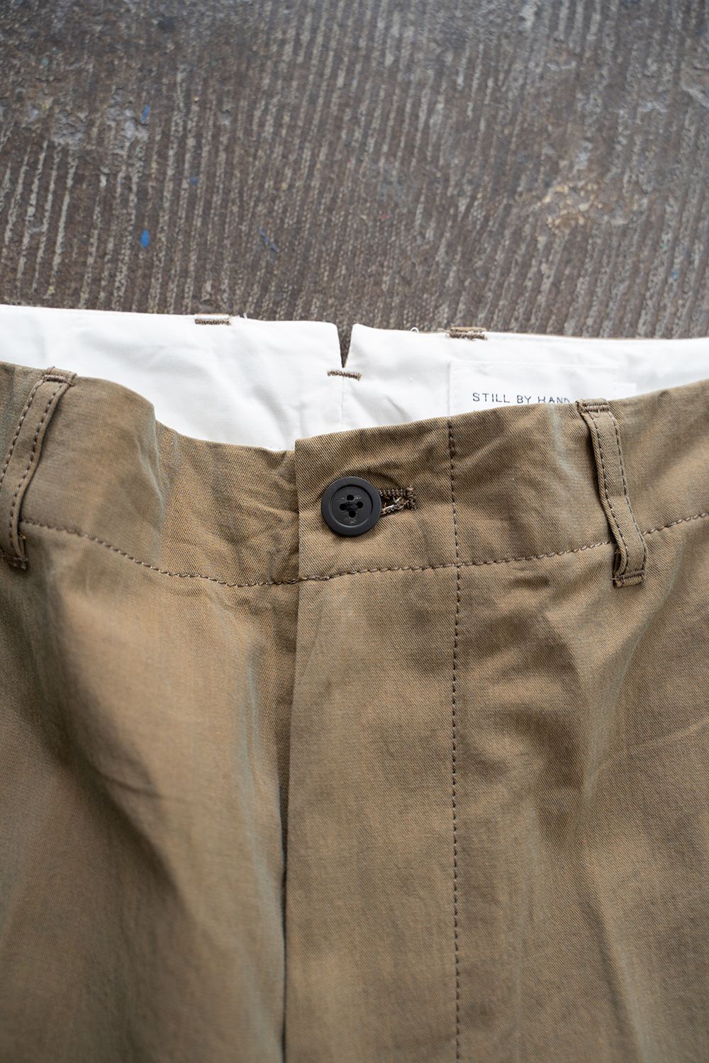【ラスト1点】強撚コットンセンタープレススラックス(KHAKI)