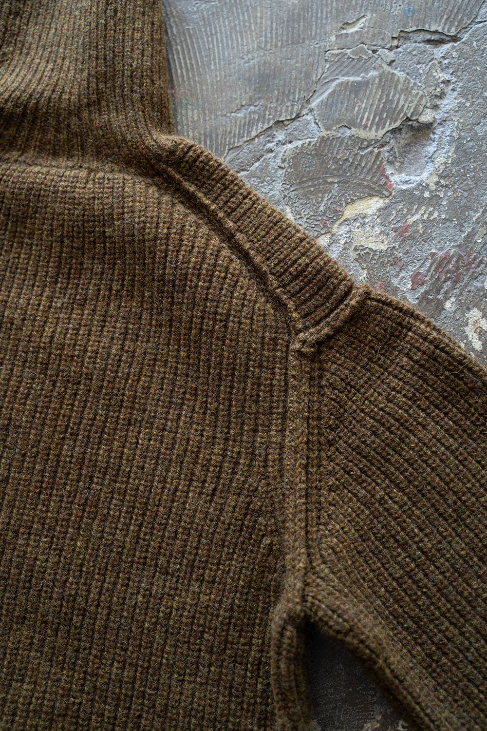 brushed yak/Shetland wool turtle neck sweater(KHAKI)