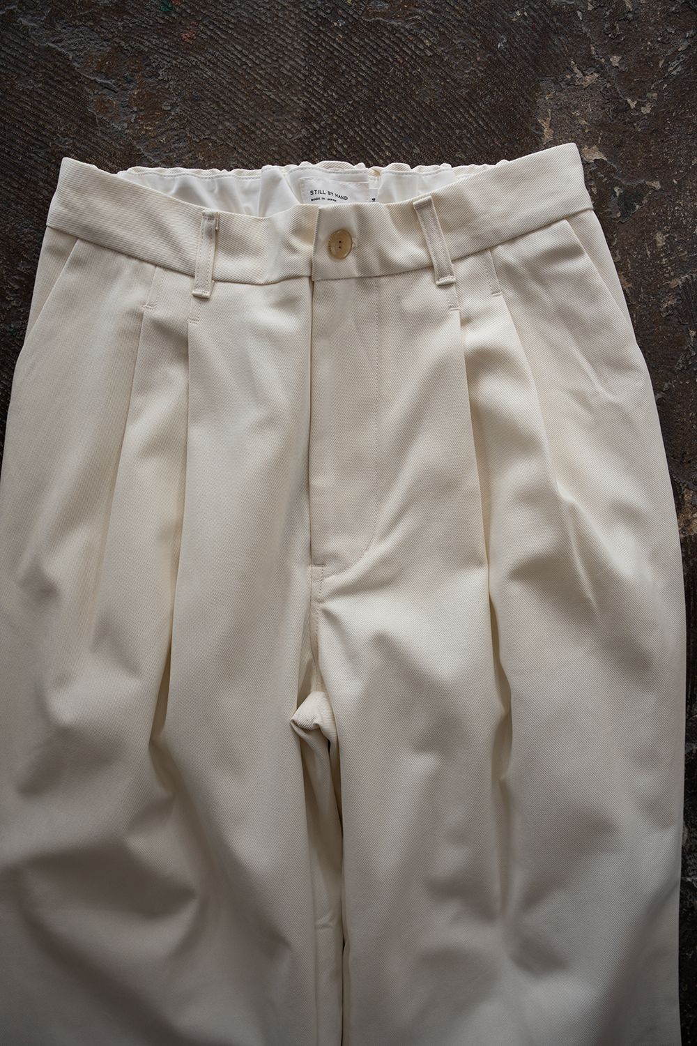 【26AW】コットンツイル2タックテーパードパンツ(IVORY)