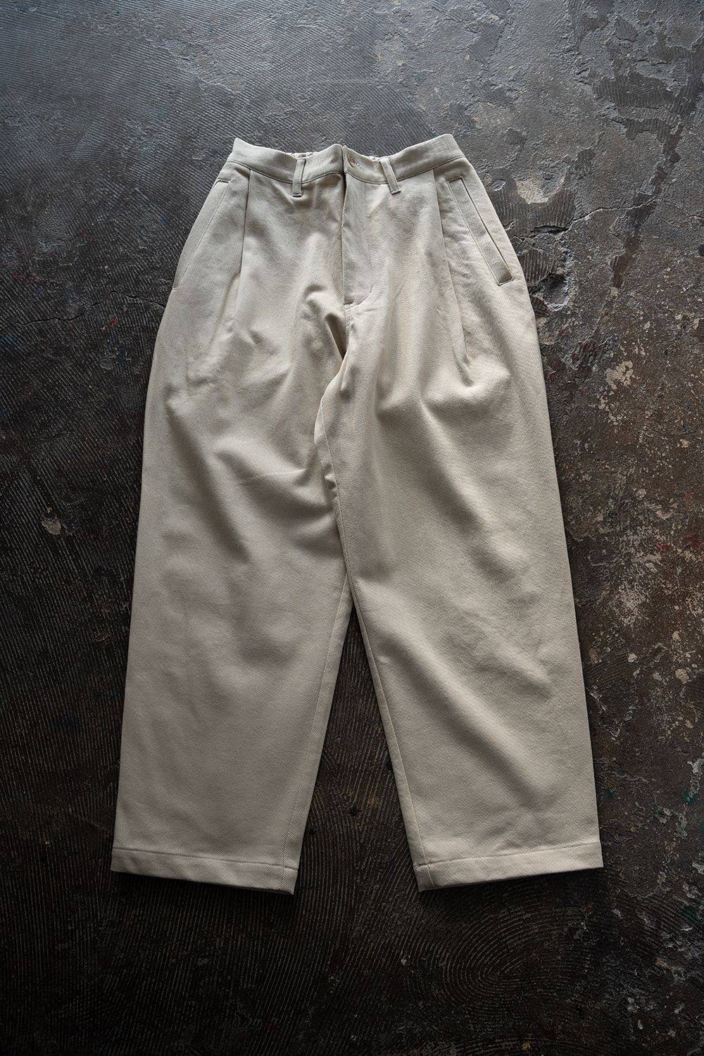【25AW】ディープタックコットンツイルテーパードパンツ(LIGHT BEIGE)
