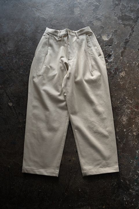 【25AW】ディープタックコットンツイルテーパードパンツ(LIGHT BEIGE)
