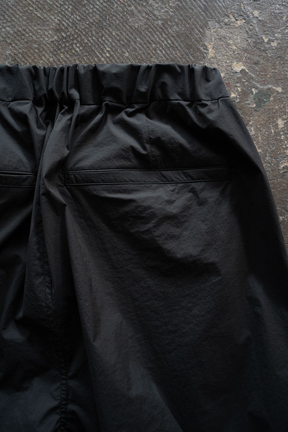 【26SS】ストレッチナイロンテーパードパンツ(CHARCOAL)