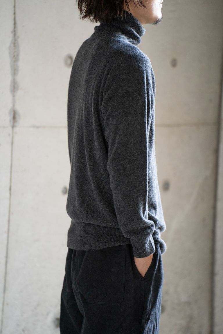 176cm、58kgの細身体型の男性でサイズ3を着用しております。