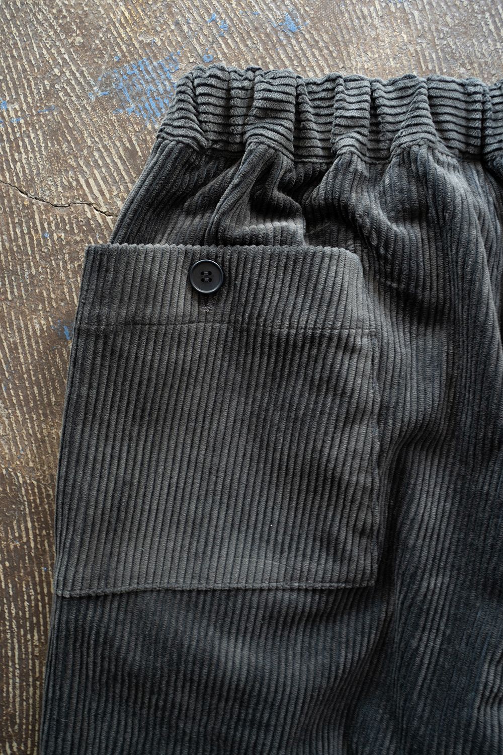 【25AW】綿×レーヨンコーデュロイイージーパンツ(BLUE CHARCOAL)