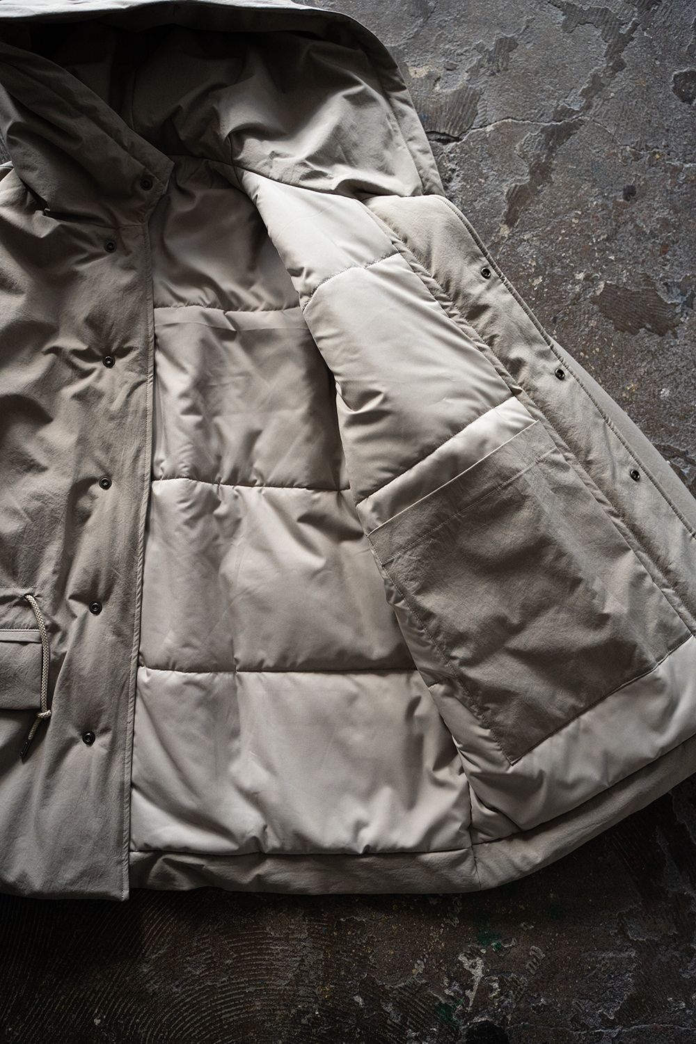 【ラスト1点】【24AW】シンサレートフーデッドブルゾン(SAND BEIGE)