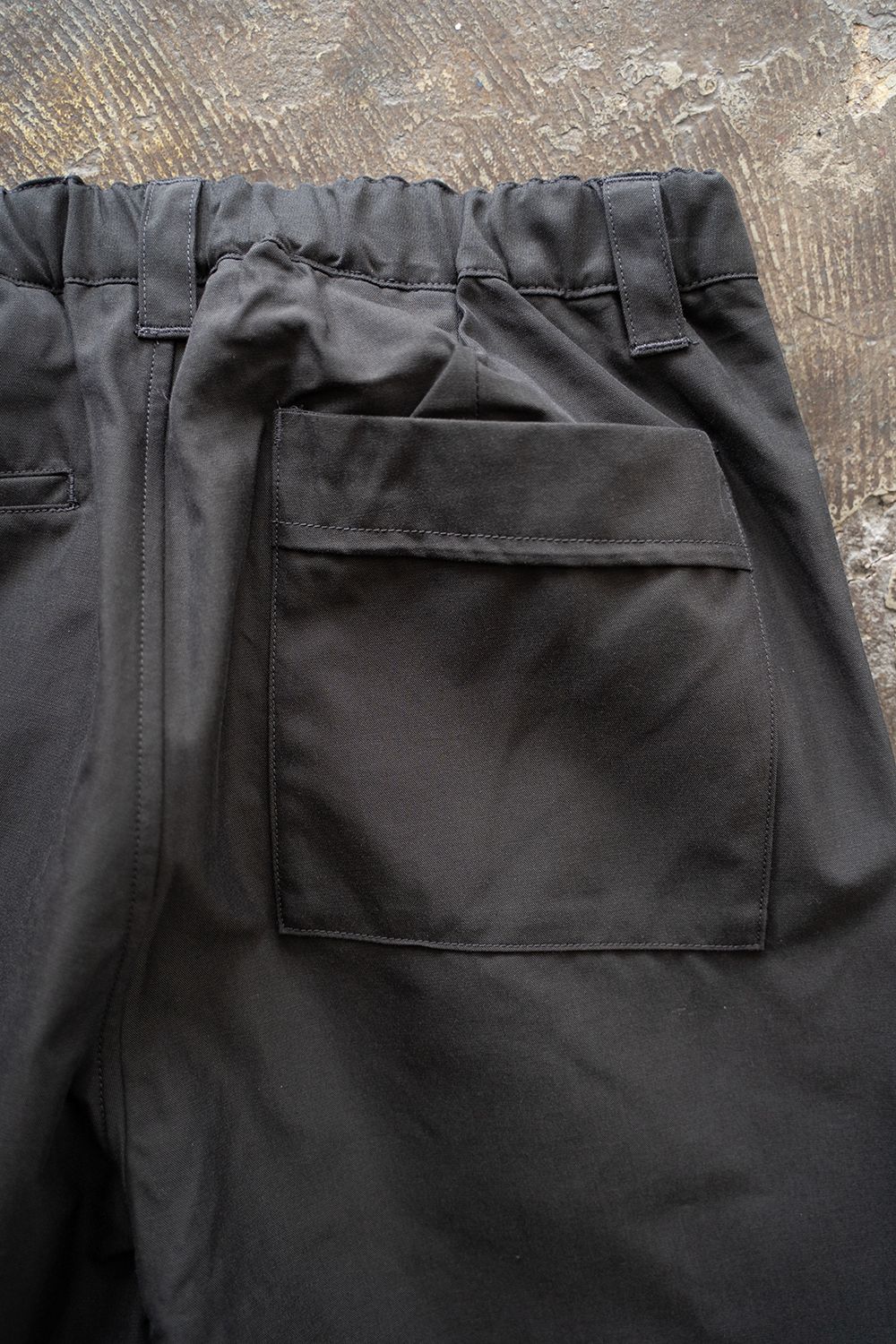 【ラスト1点】【25SS】キュプラ混ツイルインタックイージーパンツ(CHARCOAL)