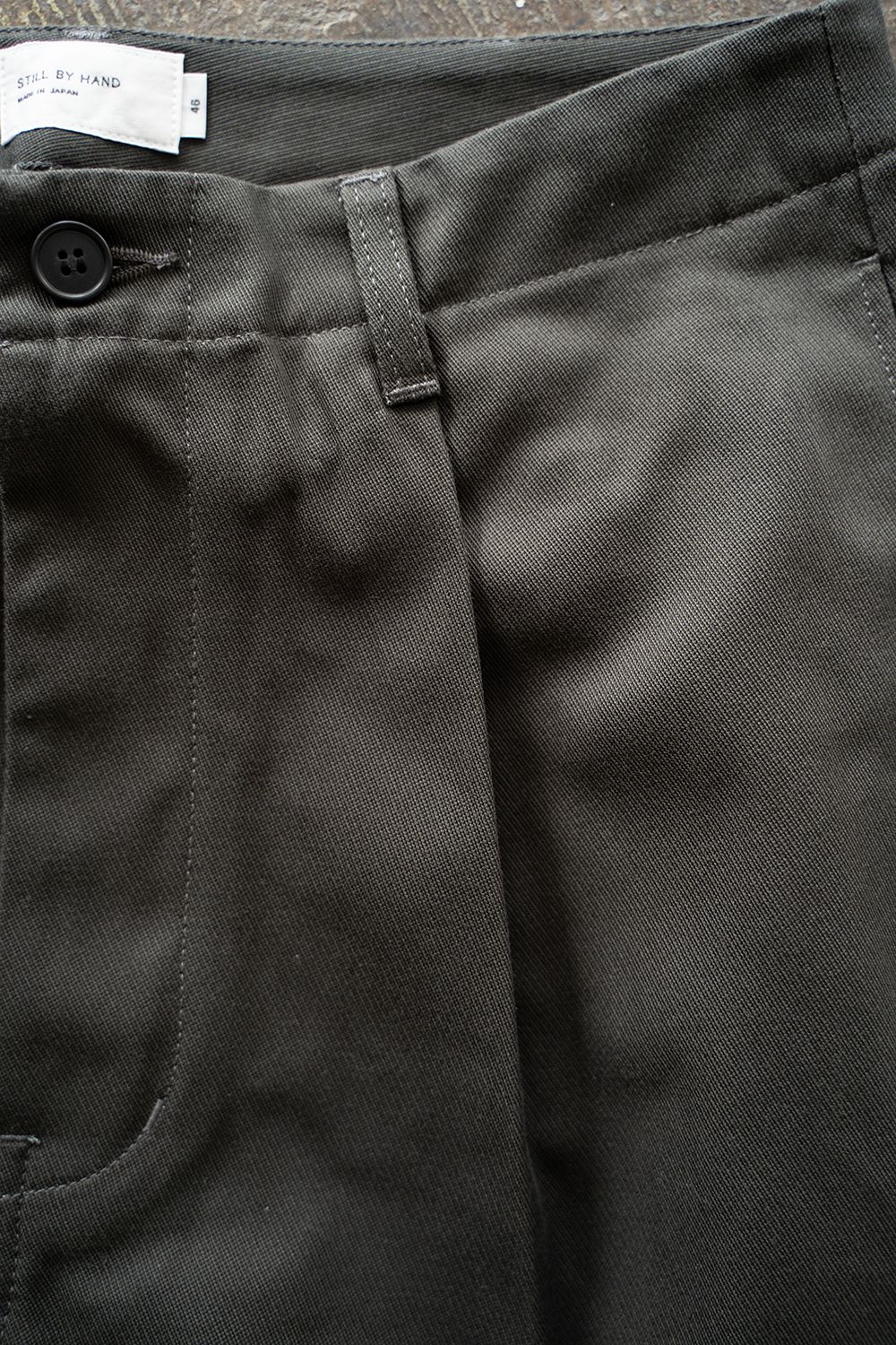 【25SS】ヘビーコットンツイルニータックパンツ(CHARCOAL)