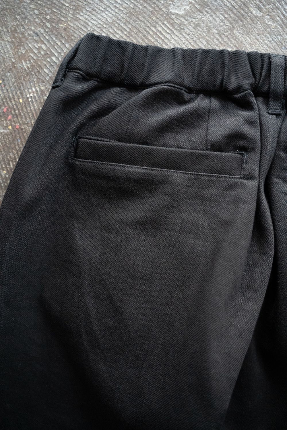 【25AW】ディープタックコットンツイルテーパードパンツ(BLACK)