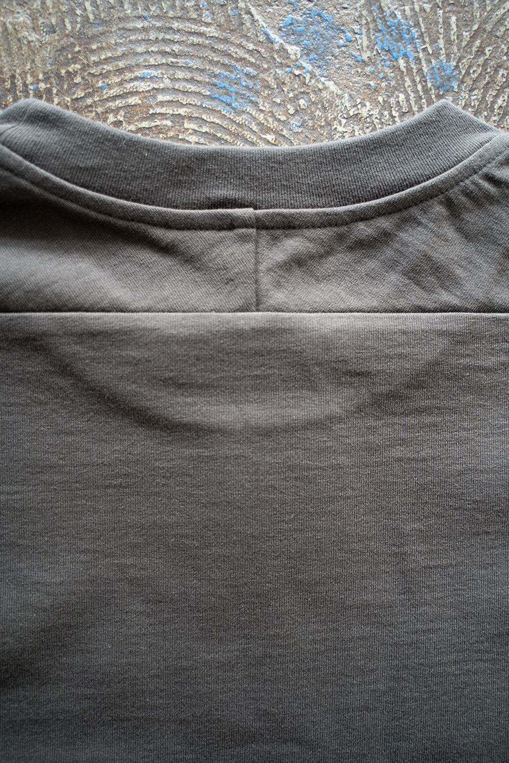 【ラスト1点】【22SS】オーガニックスビンコットンスプリットヨークTシャツ(CHARCOAL)