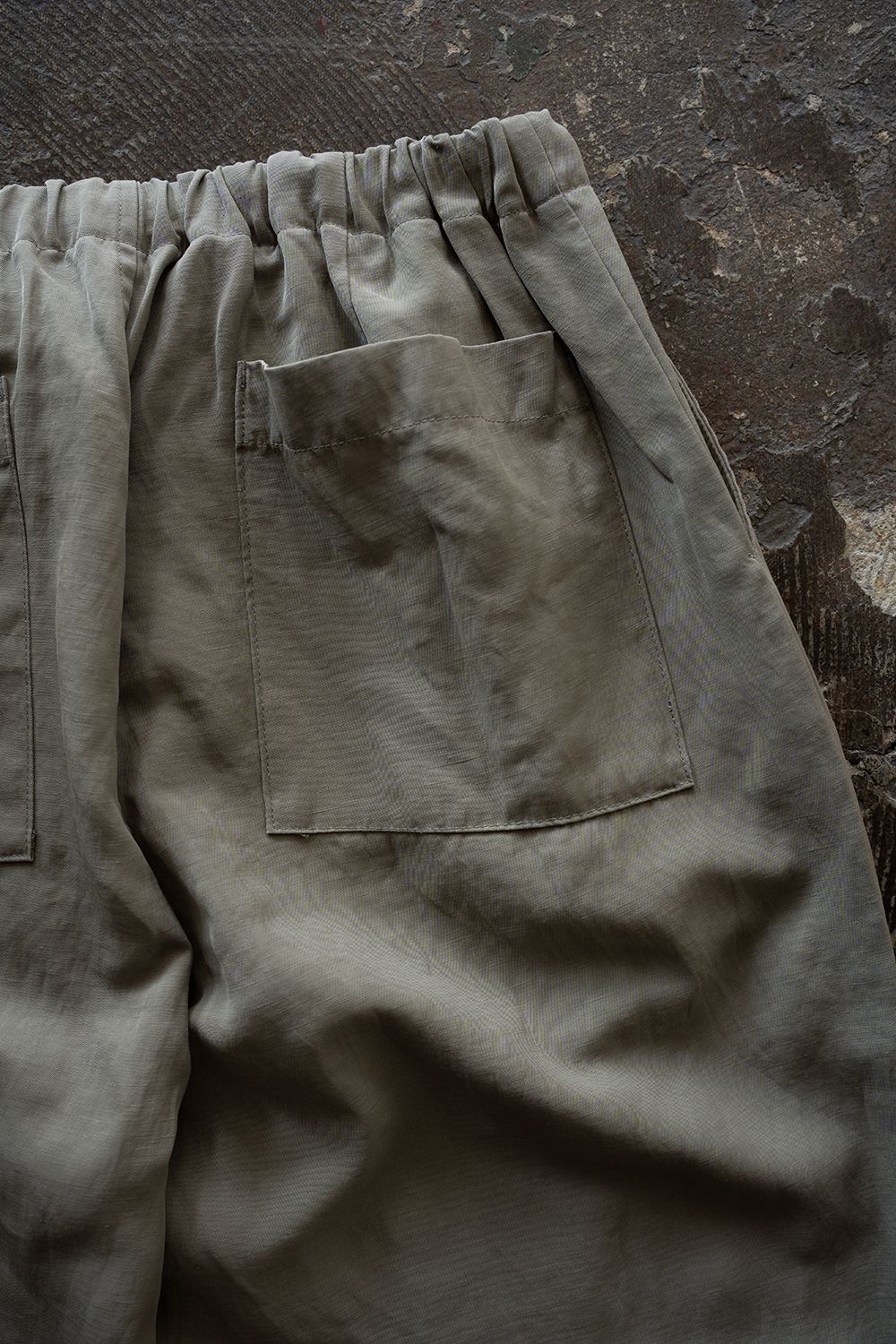 【26SS】ピグメントプリントタックイージーパンツ(SAGE)