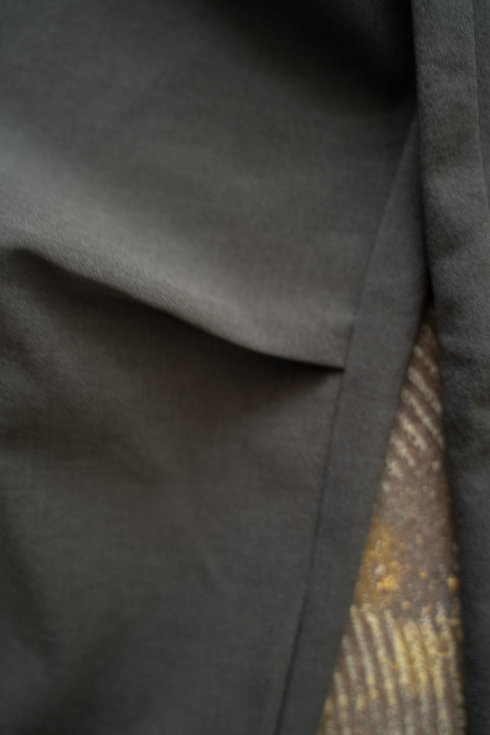 【ラスト1点】【24SS】強撚ポリエステルニータックイージーパンツ(CHARCOAL)