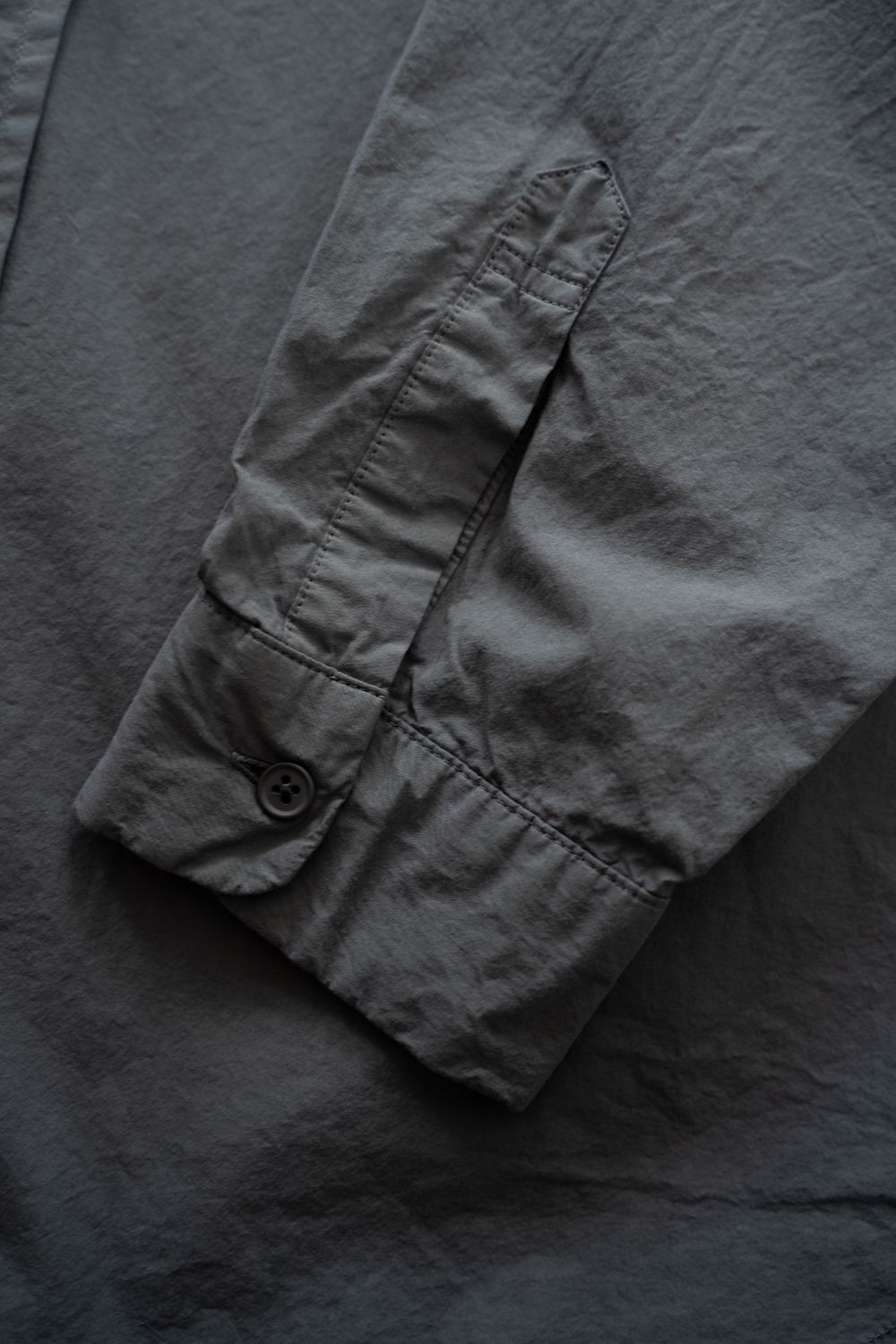 【26AW】ガーメントダイバンドカラーオーバーシャツ(SLATE GREY)
