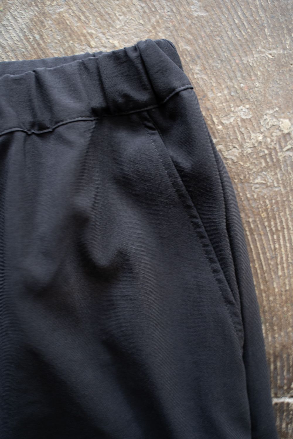 【ラスト1点】【24SS】強撚ポリエステルニータックイージーパンツ(NAVY)
