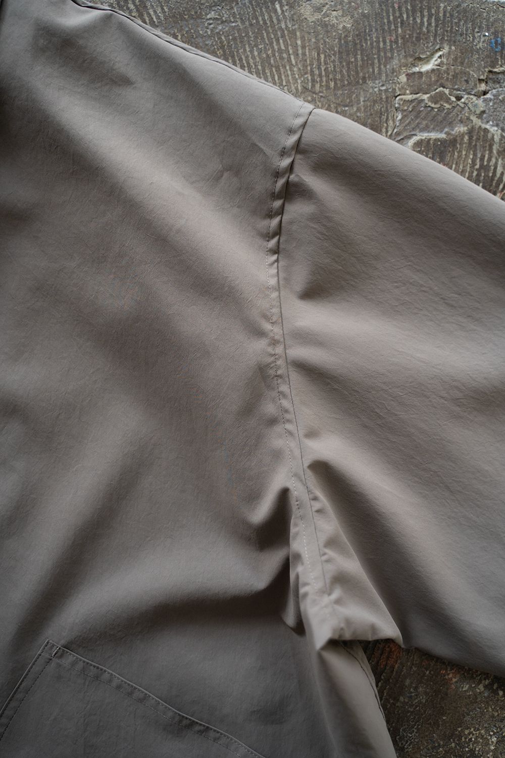 【ラスト1点】【25SS】エアリーポリエステルハーフコート(KHAKI GRAY)