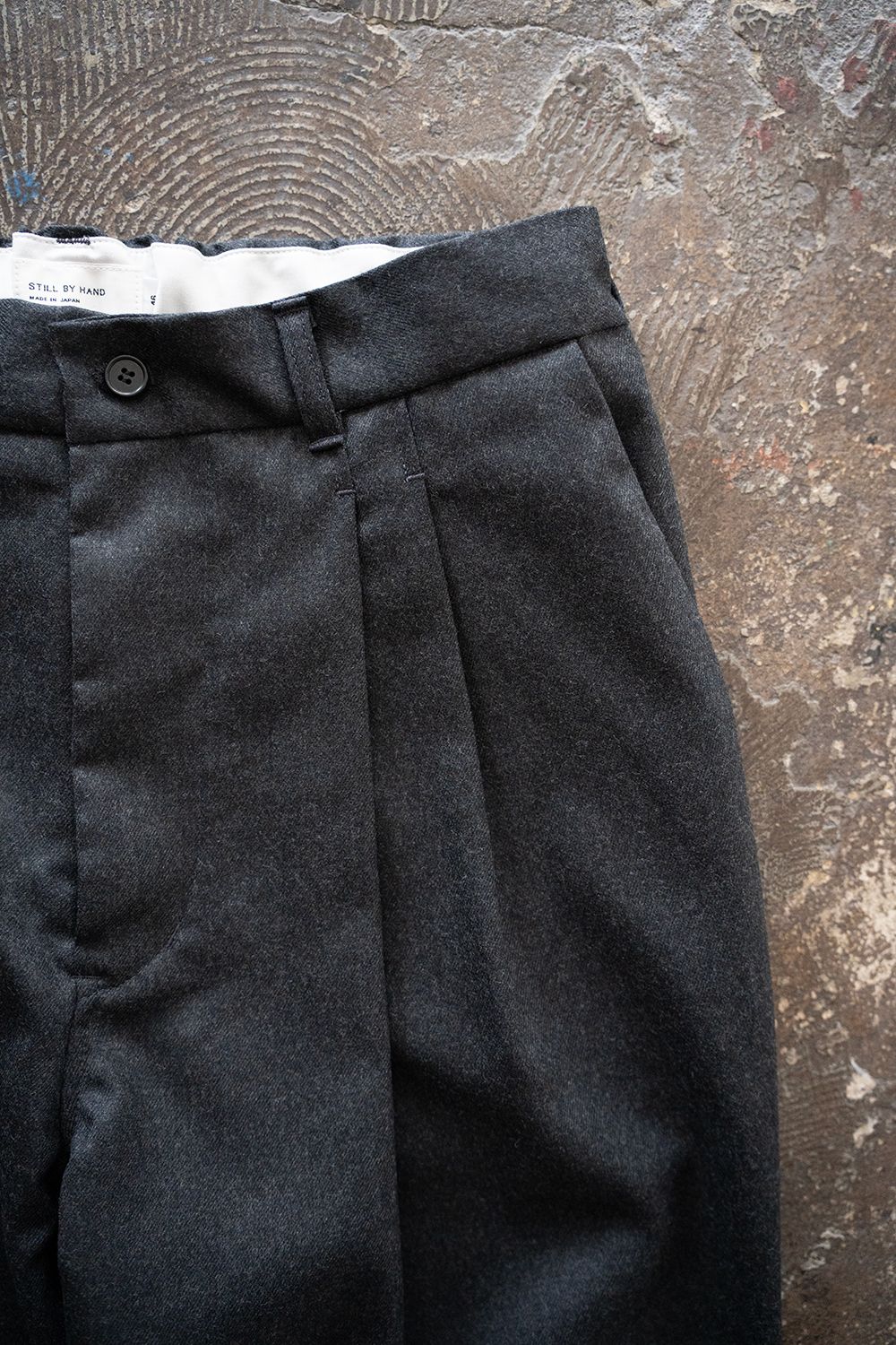 【25AW】ウールサキソニーイージースラックス(CHARCOAL)