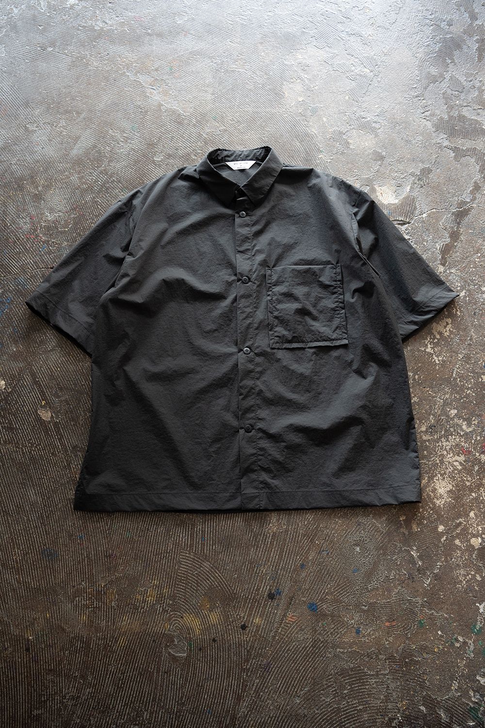 【26SS】ストレッチナイロン半袖シャツ(CHARCOAL)