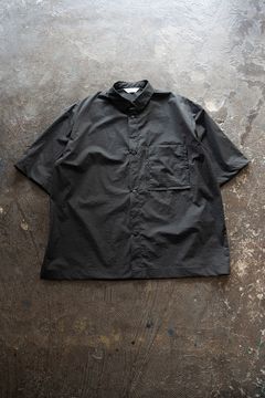 【26SS】ストレッチナイロン半袖シャツ(CHARCOAL)