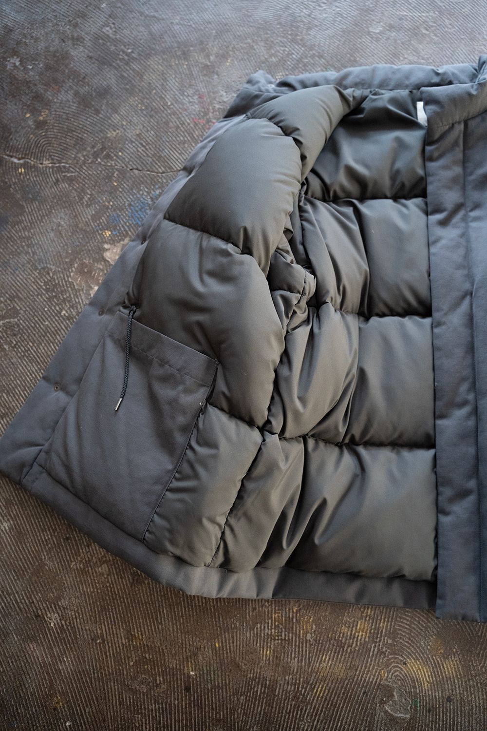 【25AW】強撚ナイロンダウンブルゾン(SLATE GRAY)