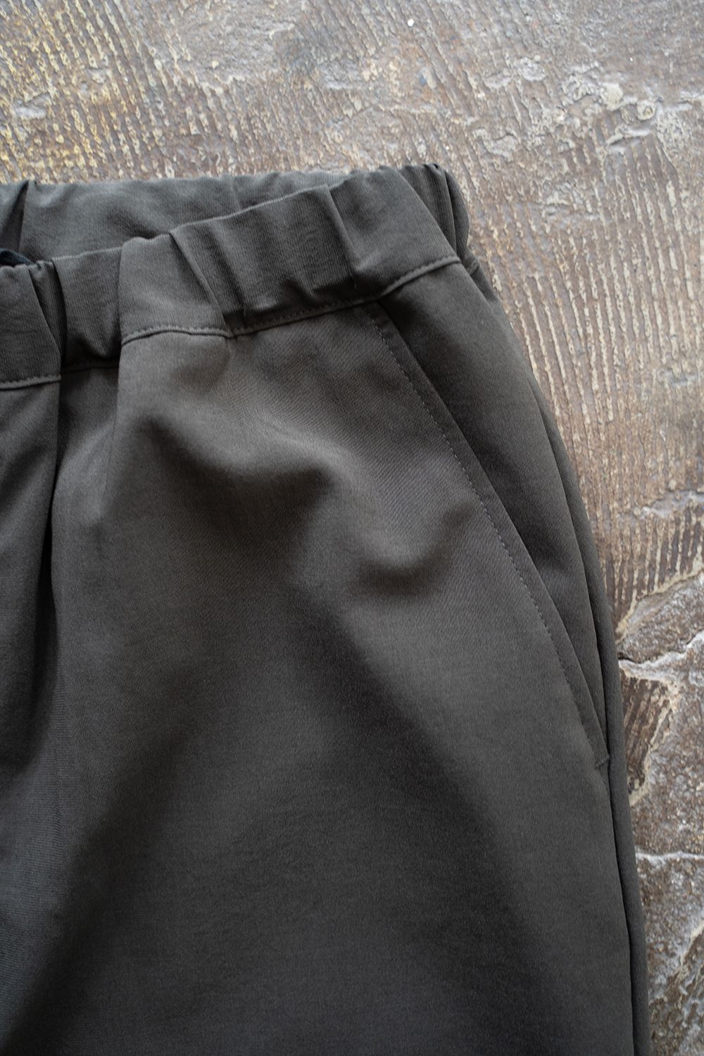 【ラスト1点】【24SS】強撚ポリエステルニータックイージーパンツ(CHARCOAL)