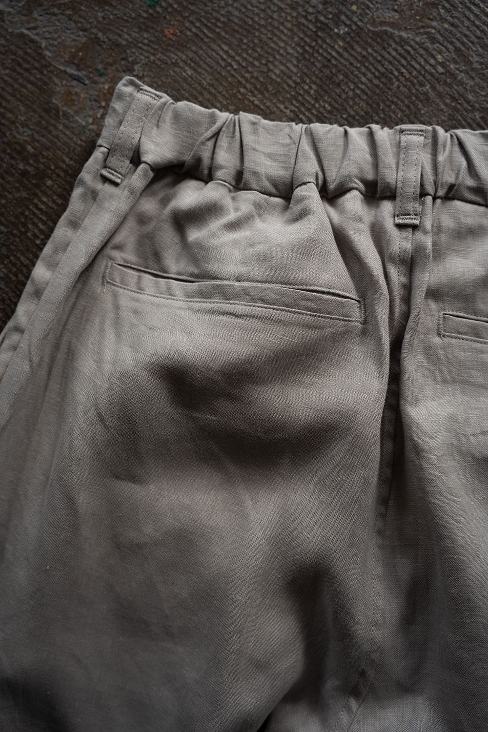 【26SS】リネン2タックテーパードパンツ(TAUPE)