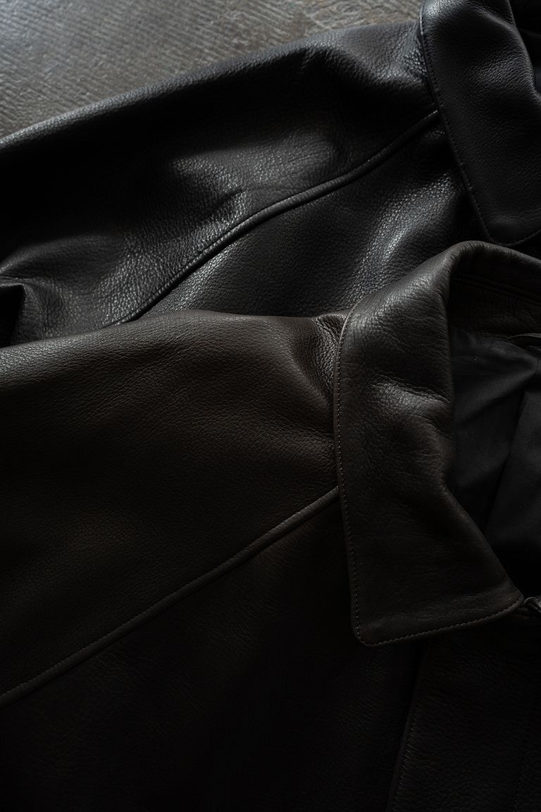 上：BLACK、下：BROWN CHARCOAL