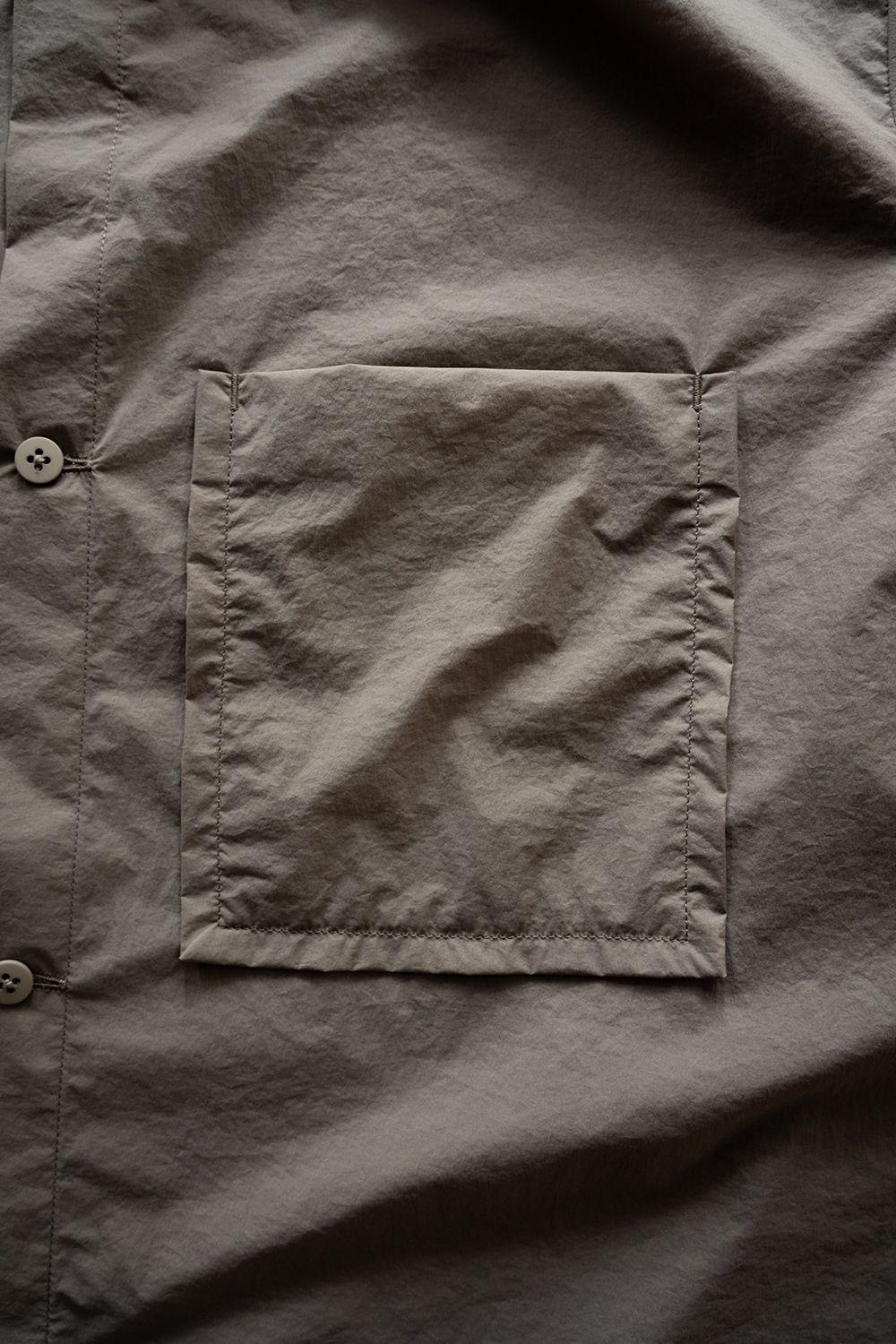 【26SS】ストレッチナイロン半袖シャツ(GREIGE)