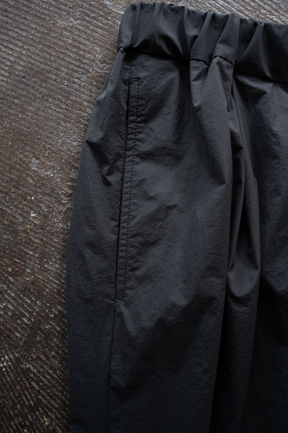 【26SS】ストレッチナイロンテーパードパンツ(CHARCOAL)