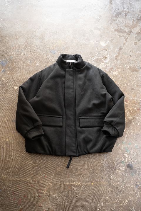 【25AW】ラムウールシンサレートスタンドカラーブルゾン(BLACK)