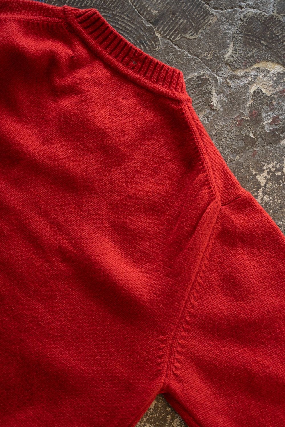 【26AW】ダメージクルーネックカーディガン(VERMILION RED)