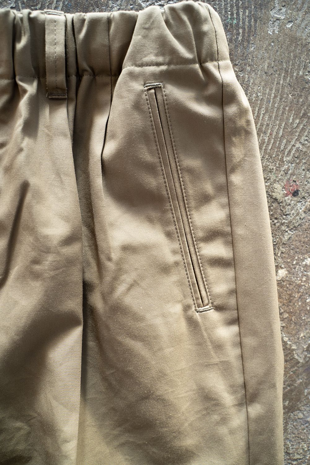 【ラスト1点】【22AW】甘撚りオックス2タックイージーパンツ(KHAKI BEIGE)