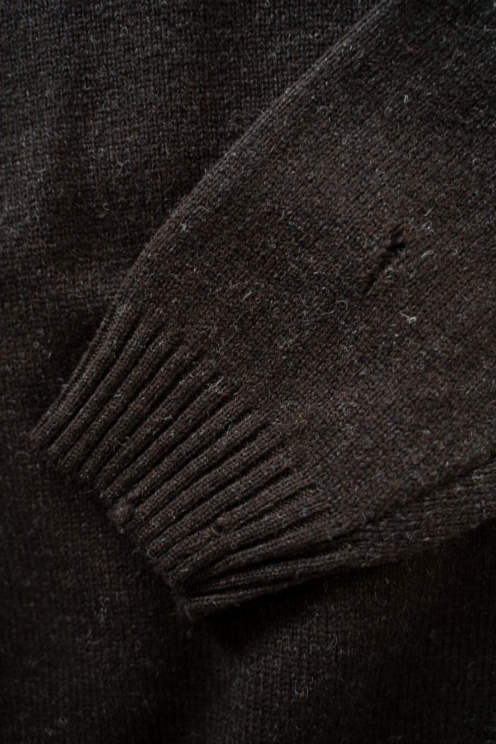 【26AW】ダメージクルーネックカーディガン(DARK BROWN)