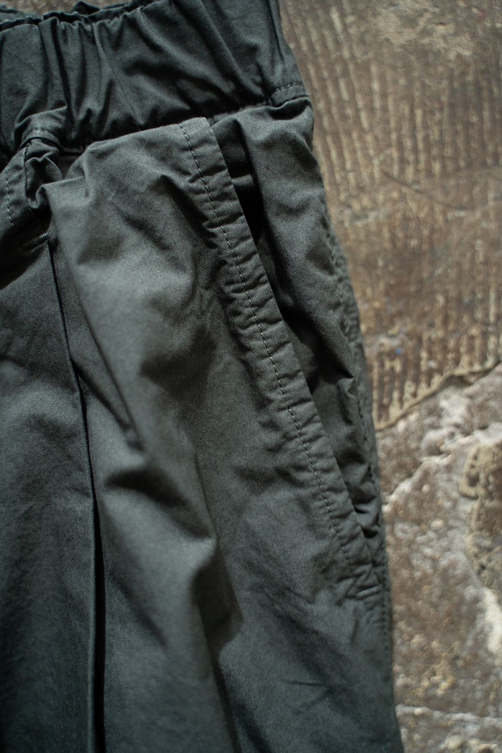【ラスト1点】【25SS】ガーメントダイ2タックワイドテーパードパンツ(GREEN CHARCOAL)