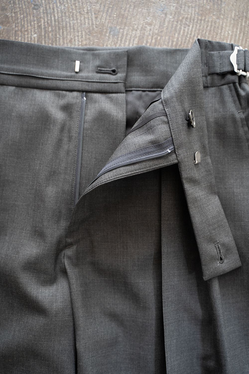 【ラスト1点】【23SS】2-Tack Wool Tropical Trousers/2タックウールトロピカルトラウザーズ(CHARCOAL)