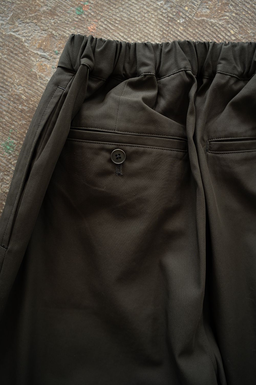 【26AW】コットンギャバジンイージーパンツ(KHAKI BROWN)