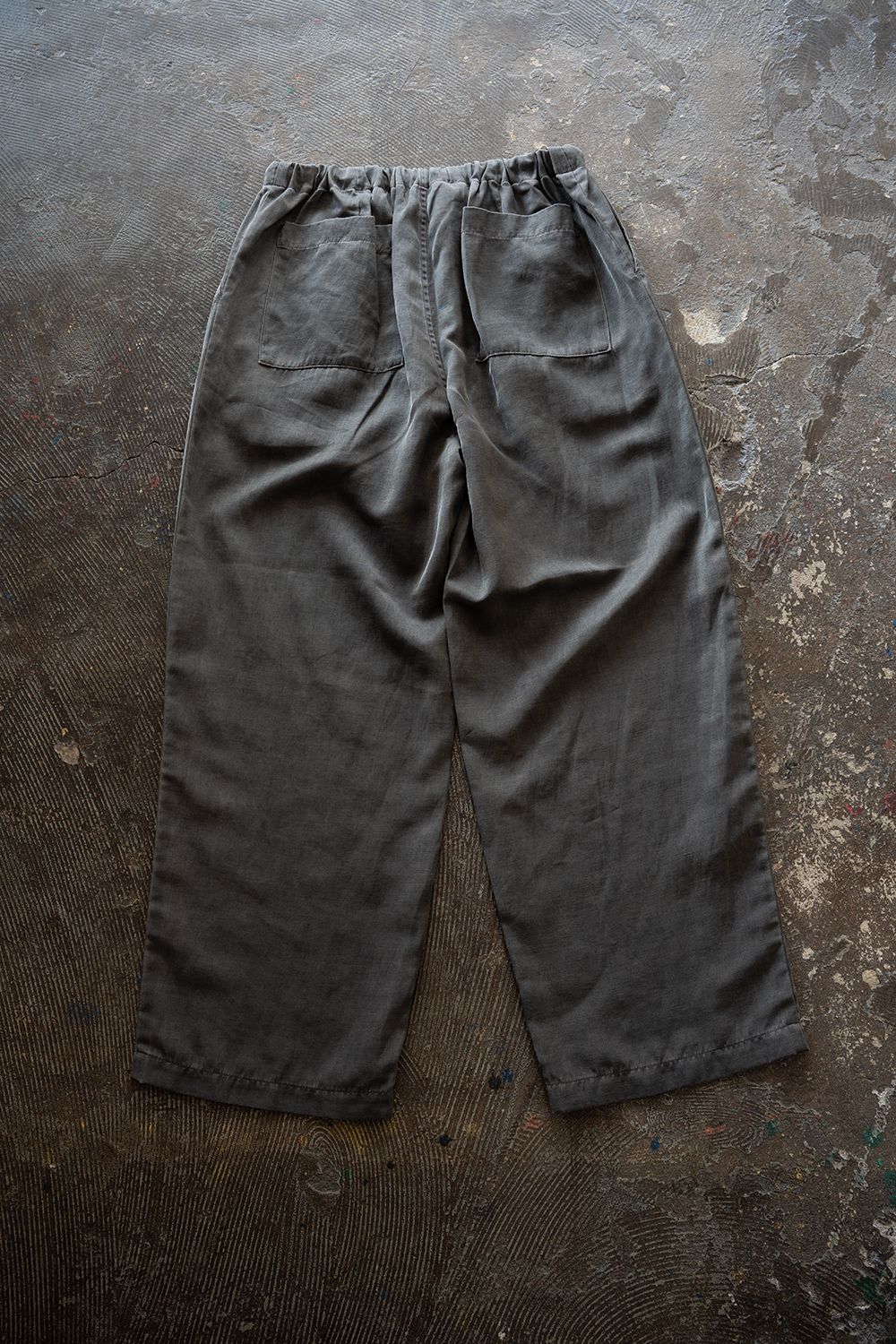 【26SS】ピグメントプリントタックイージーパンツ(DUSTY GREY)