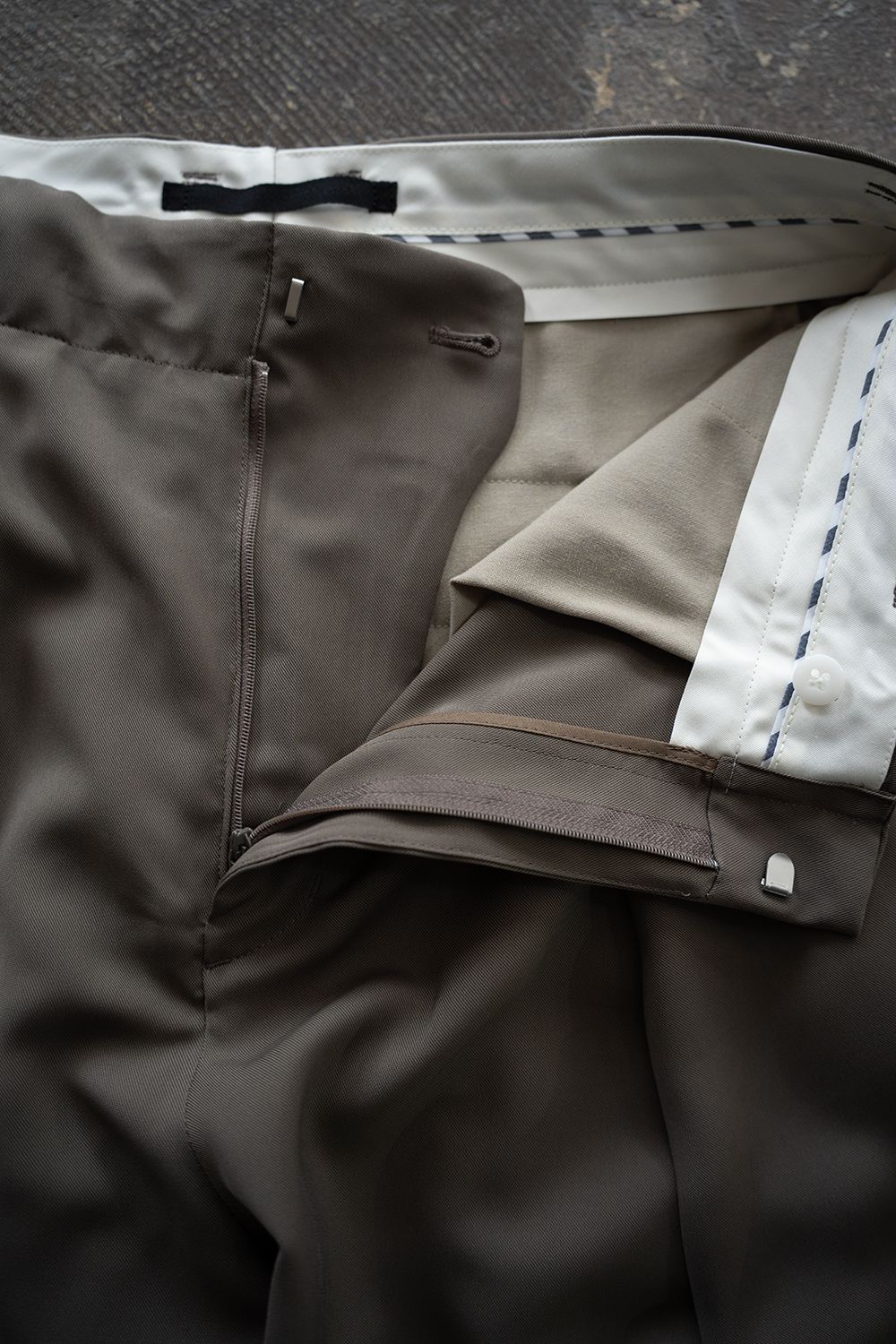 【26SS】PE Drape Double Tuck PT/ポリエステルドレープWタックパンツ(KHAKI)