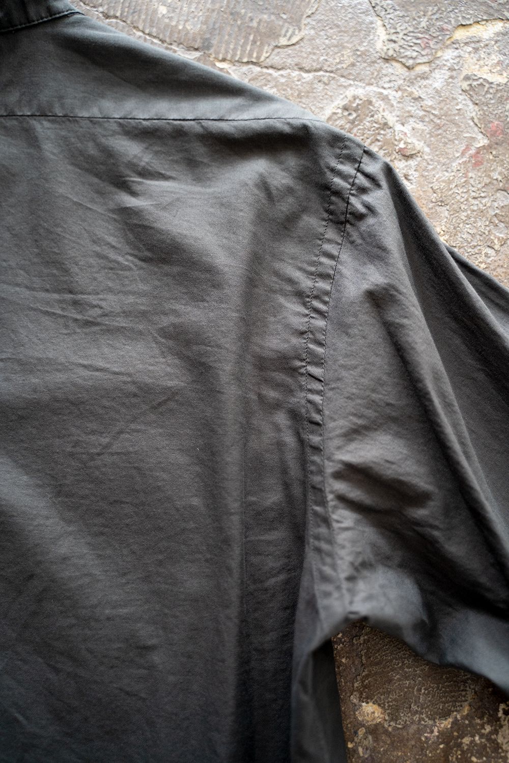 【ラスト1点】【22SS】シルク混両胸ポケットバンドカラーシャツ(CHARCOAL)