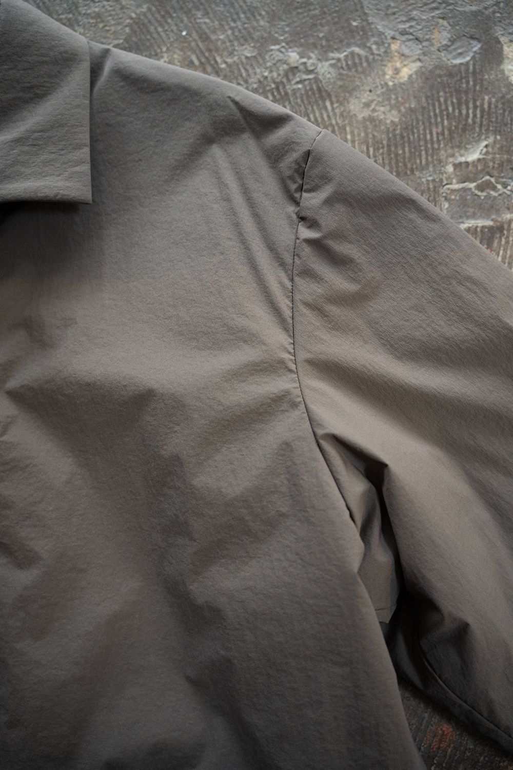 【25AW】シンサレートオープンカラーシャツブルゾン(CHARCOAL BROWN)