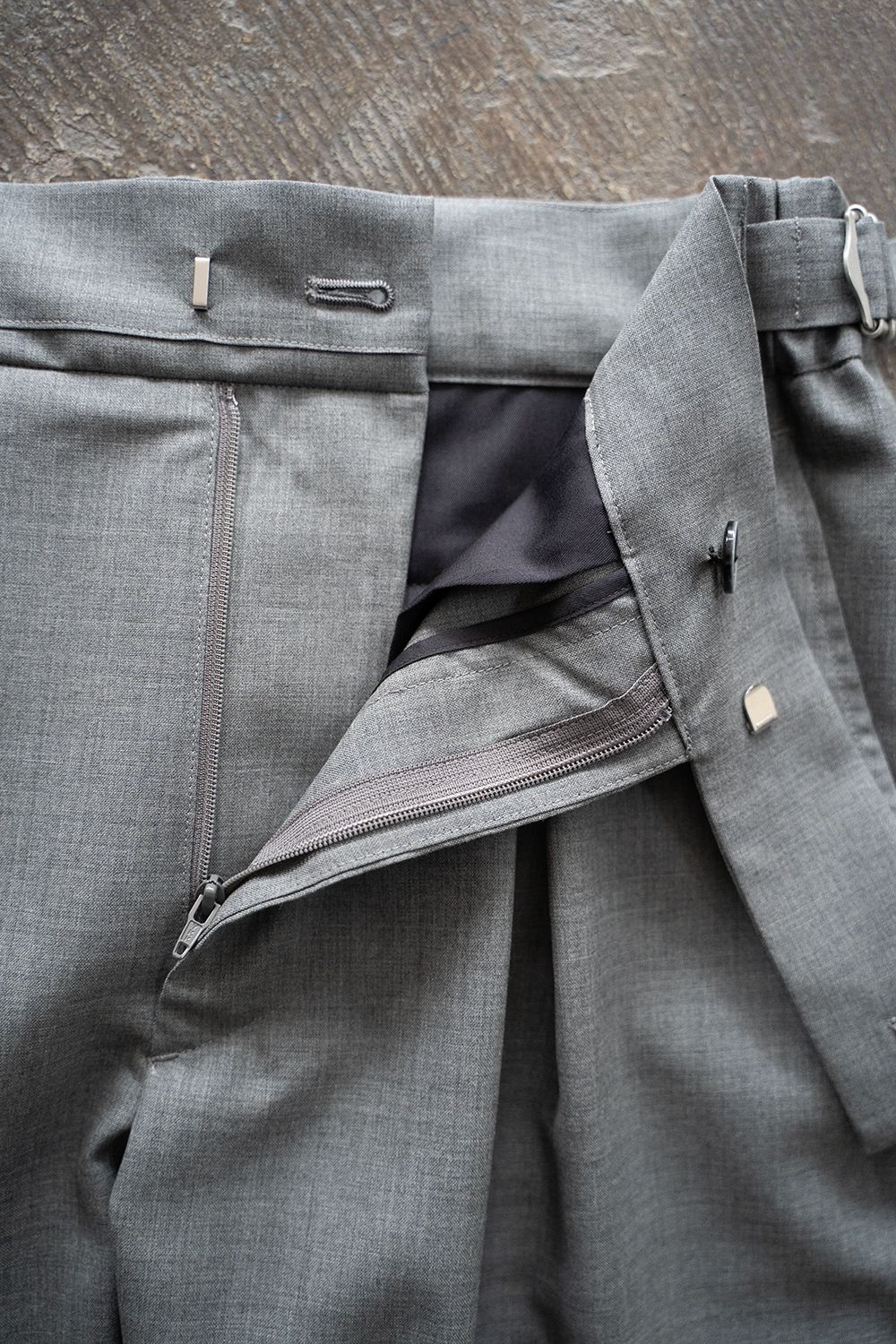 SAYATOMO(サヤトモ) 2タックウールトロピカルトラウザー　スラックス SAYATOMO - 【ラスト1点】2-Tack Wool Tropical Trousers/2