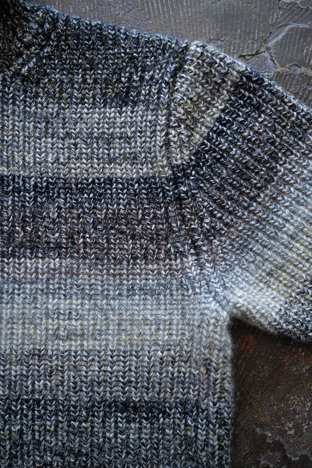 【ラスト1点】odd stripes turtle neck sweater(BLACK MIX)