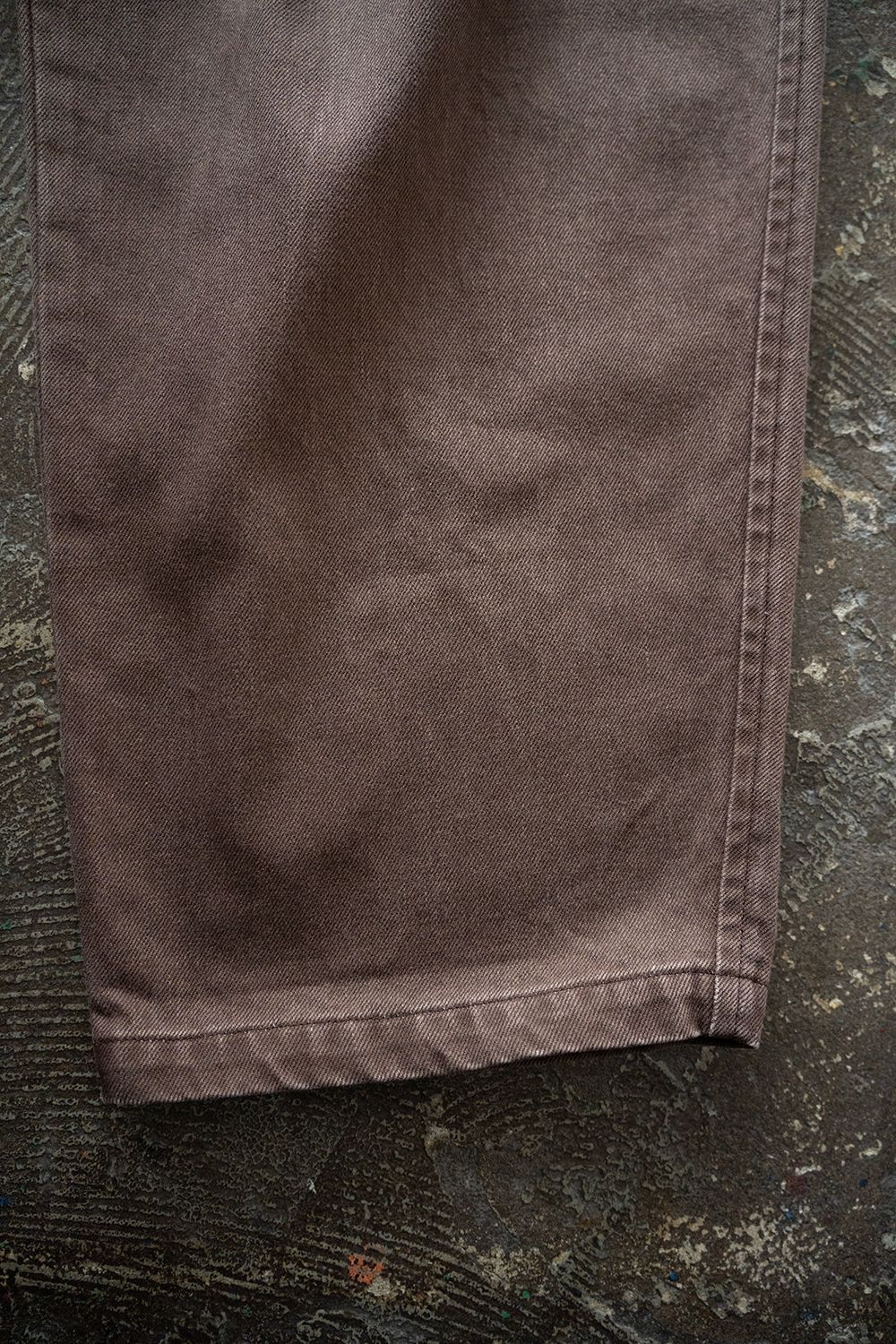 【25AW】フェードカラーデニムワンタックパンツ(BROWN)