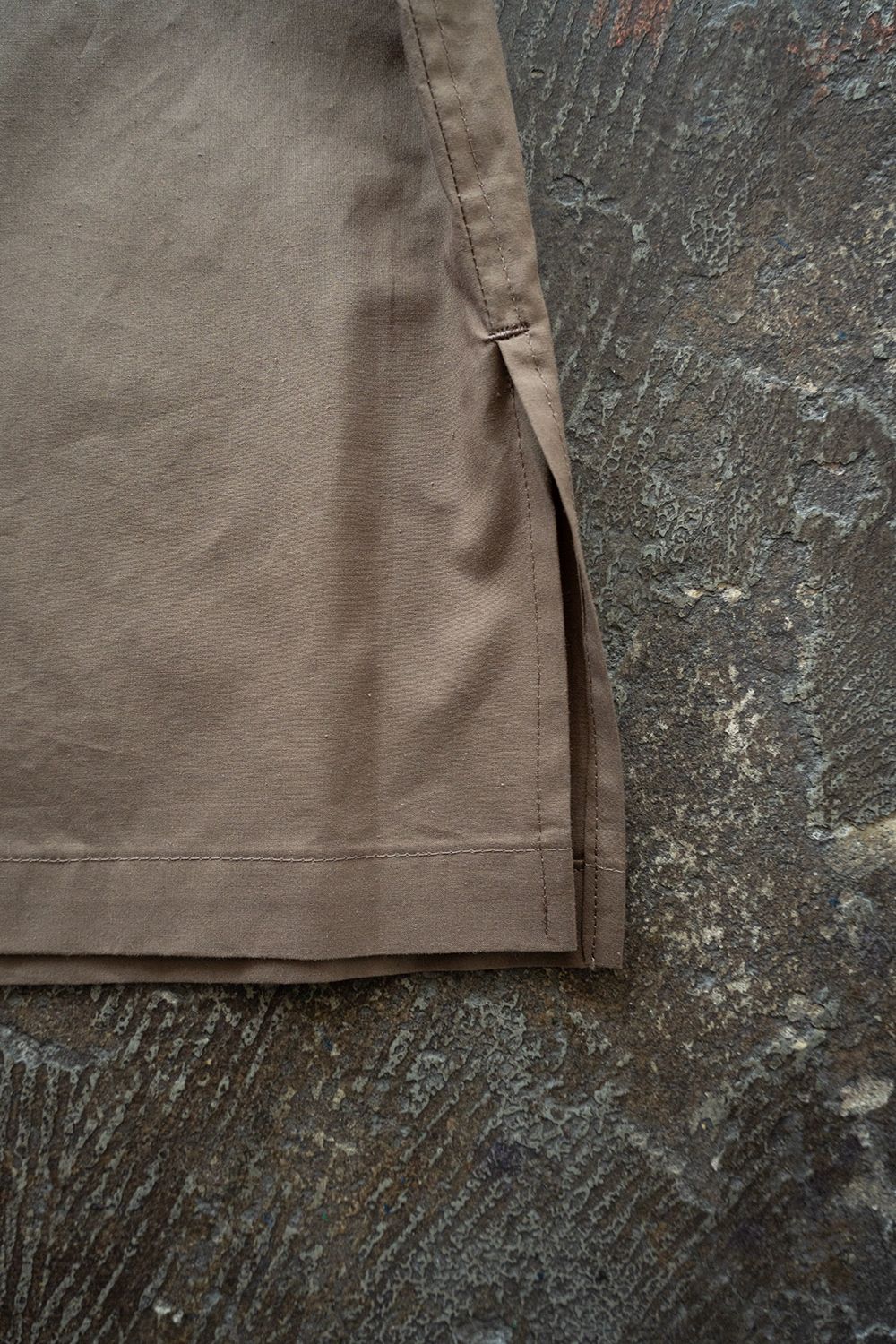 【26SS】コットン×シルクタイプライタースキッパーシャツ(MOCHA BEIGE)