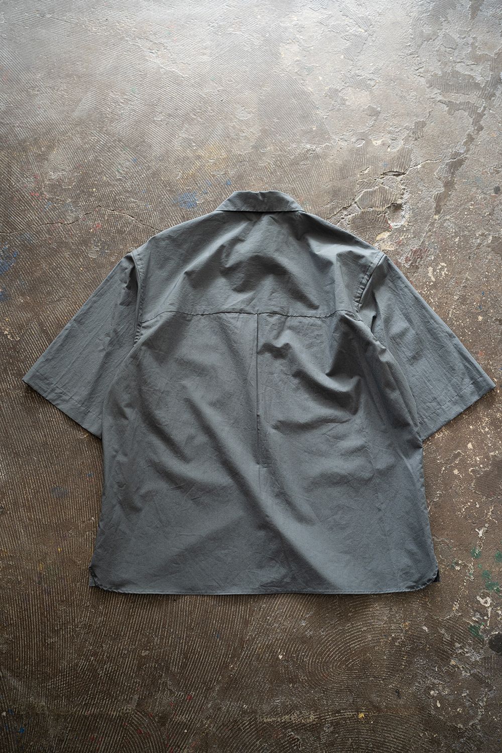 【ラスト1点】【23SS】半袖タイプライターレギュラーカラーシャツ(SLATE GRAY)